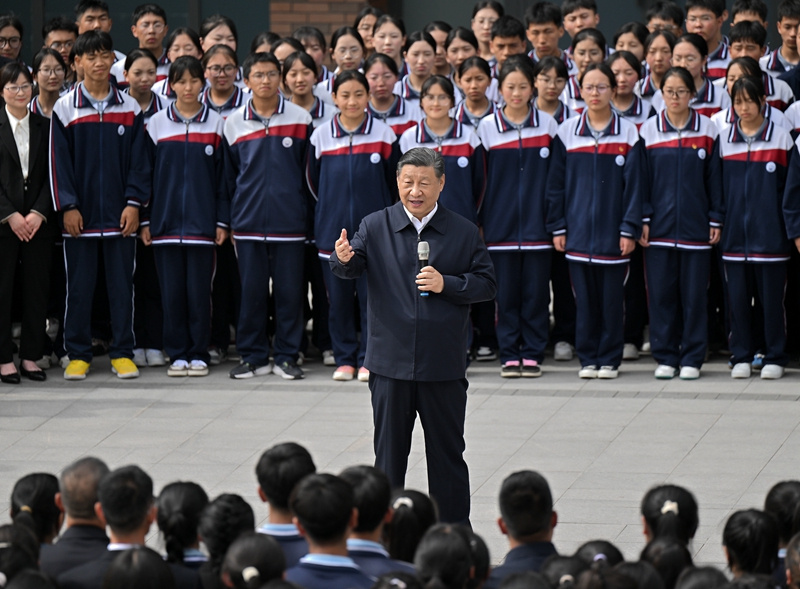 2024年6月18日,习近平总书记在青海果洛西宁民族中学考察时,同师生们亲切交流。
