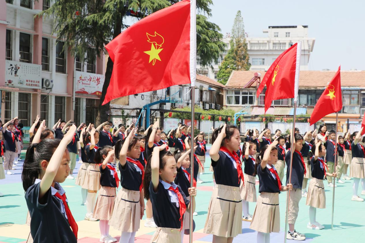 灌云:五月朝阳燃队梦 领巾飘扬育新苗_中国江苏网