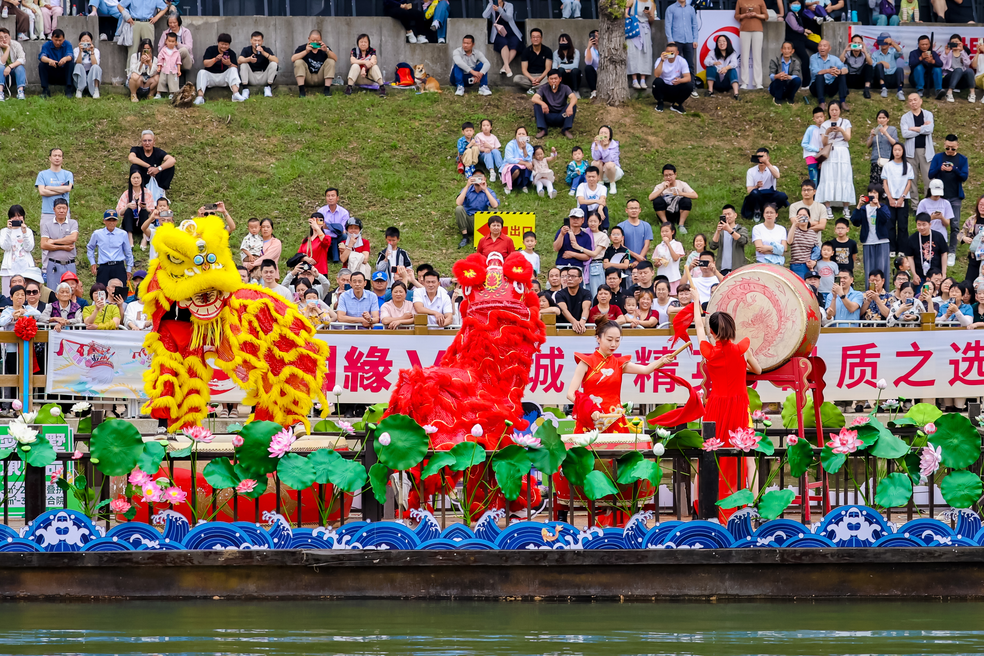 5月31日，南京溧水洪蓝龙舟竞渡大赛在胭脂河洪蓝集镇段激情开赛，24支队伍展开激烈角逐，为市民、游客献上一场精彩绝伦的水上竞技盛宴。龙舟不仅在水上“划”，更在消费场景当中“火”。从传统赛事到农文旅路线，龙舟文化正以更多样的方式融入南京生活，激活南京市场。