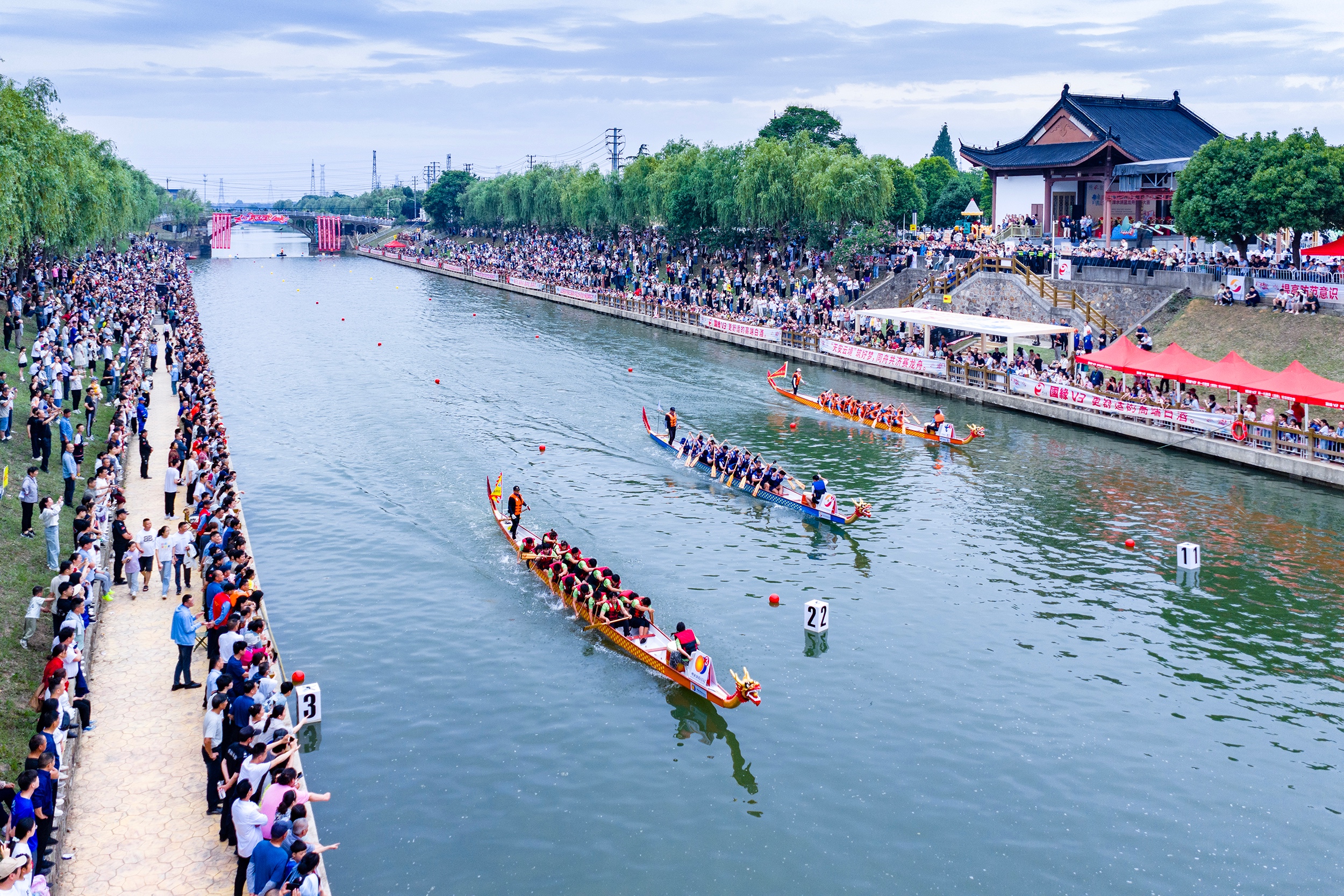 5月31日，南京溧水洪蓝龙舟竞渡大赛在胭脂河洪蓝集镇段激情开赛，24支队伍展开激烈角逐，为市民、游客献上一场精彩绝伦的水上竞技盛宴。龙舟不仅在水上“划”，更在消费场景当中“火”。从传统赛事到农文旅路线，龙舟文化正以更多样的方式融入南京生活，激活南京市场。