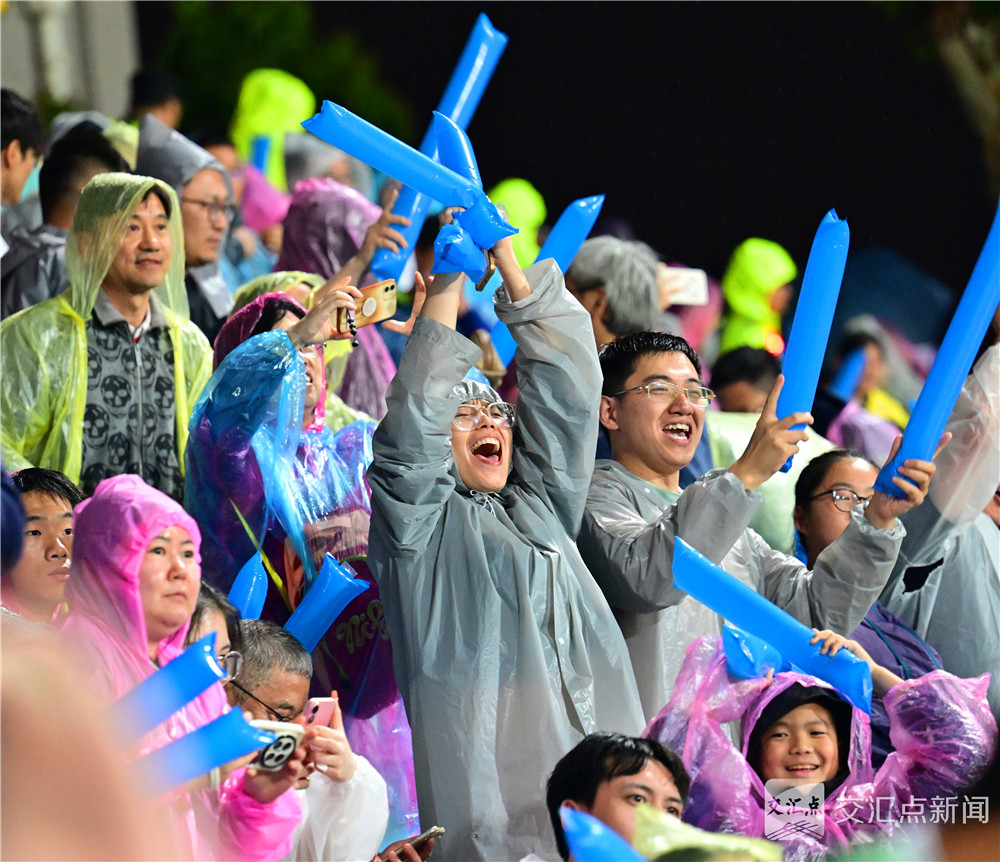 6月1日晚，南京五台山体育场，江苏省城市足球联赛第三轮，苏A南京队坐镇主场以1:0战胜苏B无锡队。跟随新华日报·交汇点记者的镜头感受五台山体育场冲破雨幕的激情。
