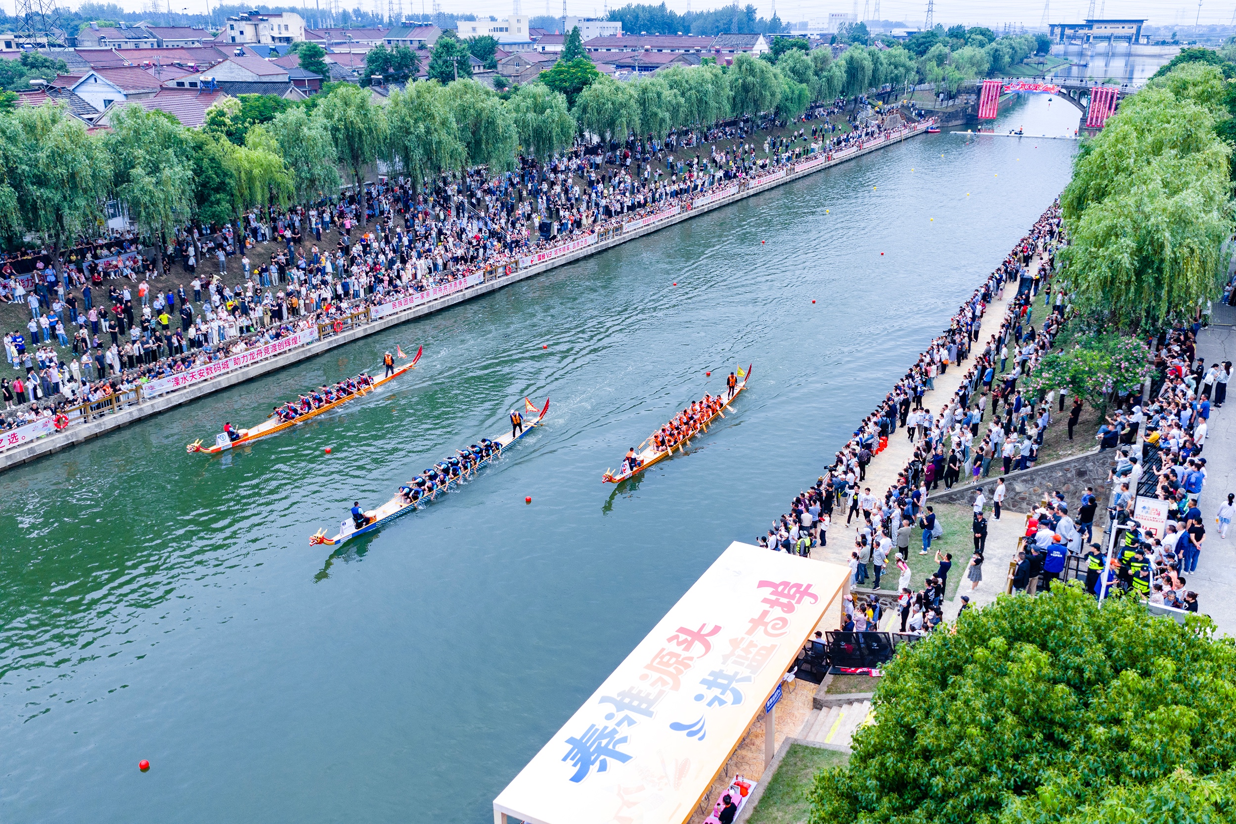 5月31日，南京溧水洪蓝龙舟竞渡大赛在胭脂河洪蓝集镇段激情开赛，24支队伍展开激烈角逐，为市民、游客献上一场精彩绝伦的水上竞技盛宴。龙舟不仅在水上“划”，更在消费场景当中“火”。从传统赛事到农文旅路线，龙舟文化正以更多样的方式融入南京生活，激活南京市场。