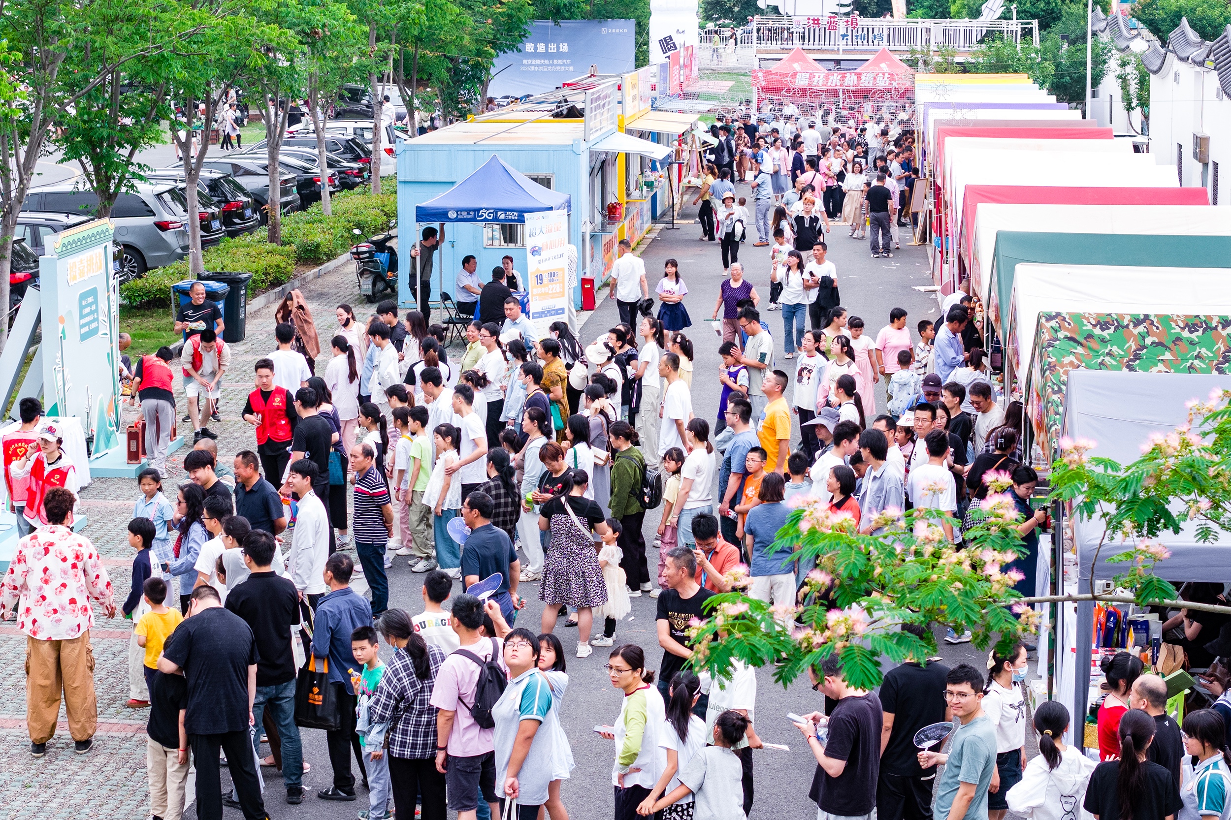 5月31日，南京溧水洪蓝龙舟竞渡大赛在胭脂河洪蓝集镇段激情开赛，24支队伍展开激烈角逐，为市民、游客献上一场精彩绝伦的水上竞技盛宴。龙舟不仅在水上“划”，更在消费场景当中“火”。从传统赛事到农文旅路线，龙舟文化正以更多样的方式融入南京生活，激活南京市场。