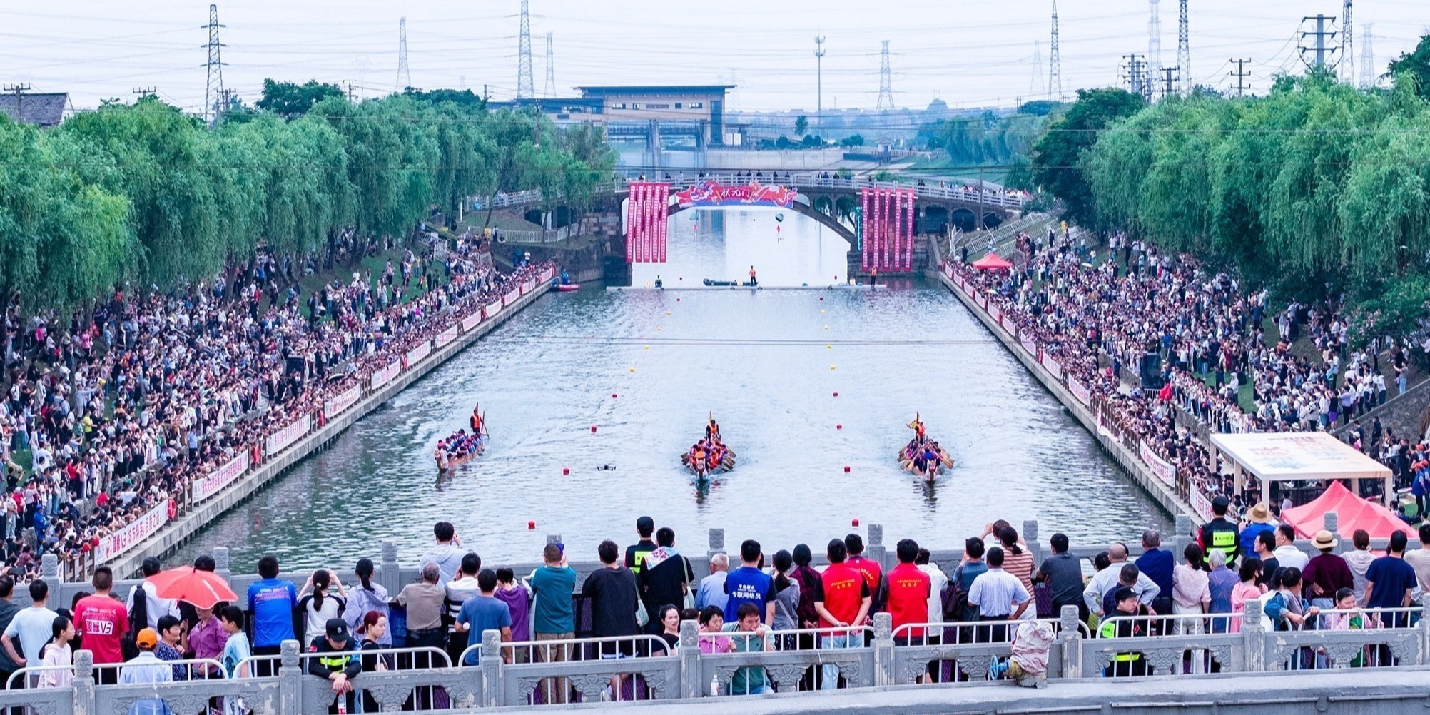 5月31日，南京溧水洪蓝龙舟竞渡大赛在胭脂河洪蓝集镇段激情开赛，24支队伍展开激烈角逐，为市民、游客献上一场精彩绝伦的水上竞技盛宴。龙舟不仅在水上“划”，更在消费场景当中“火”。从传统赛事到农文旅路线，龙舟文化正以更多样的方式融入南京生活，激活南京市场。