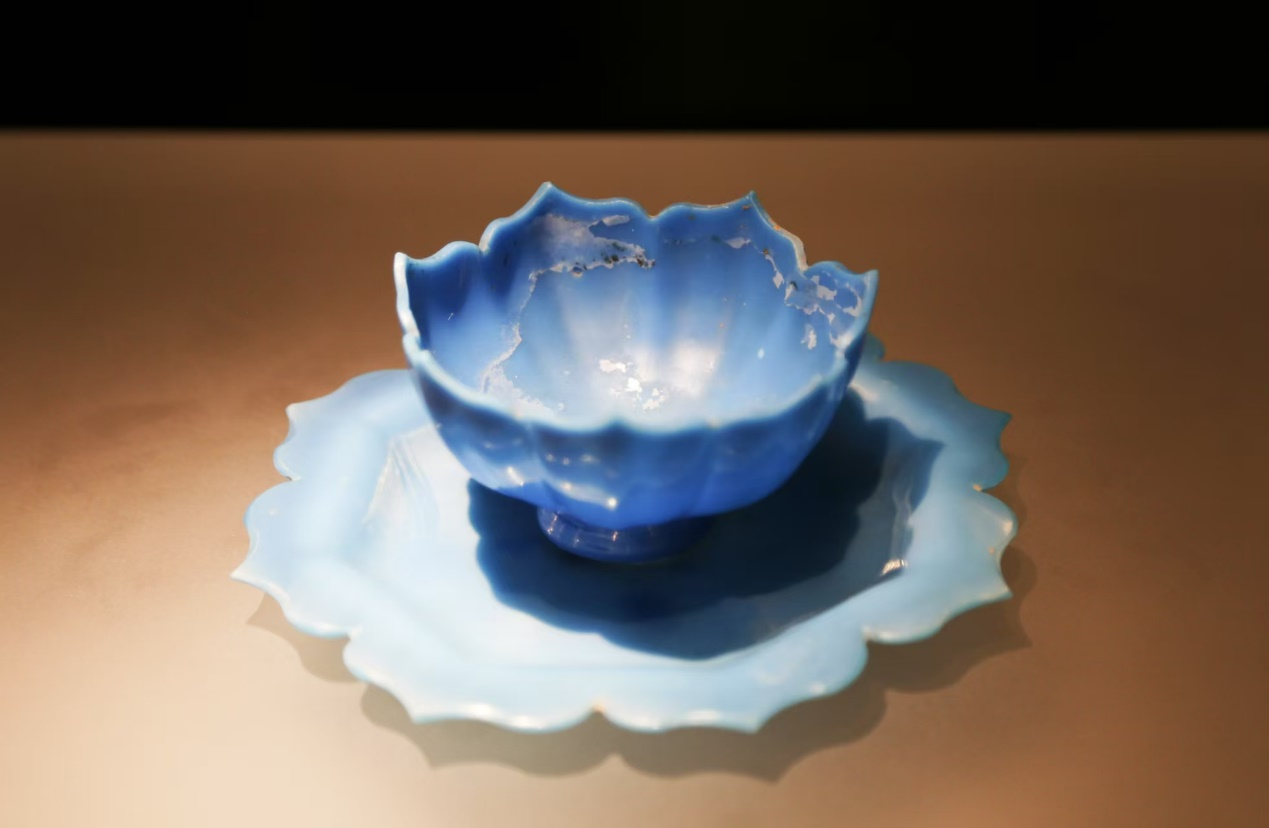 “青春华章·重走西北角”采访团探秘甘肃省博物馆:千年珍宝诉说丝路辉煌_fororder_元代莲花形玻璃托盏