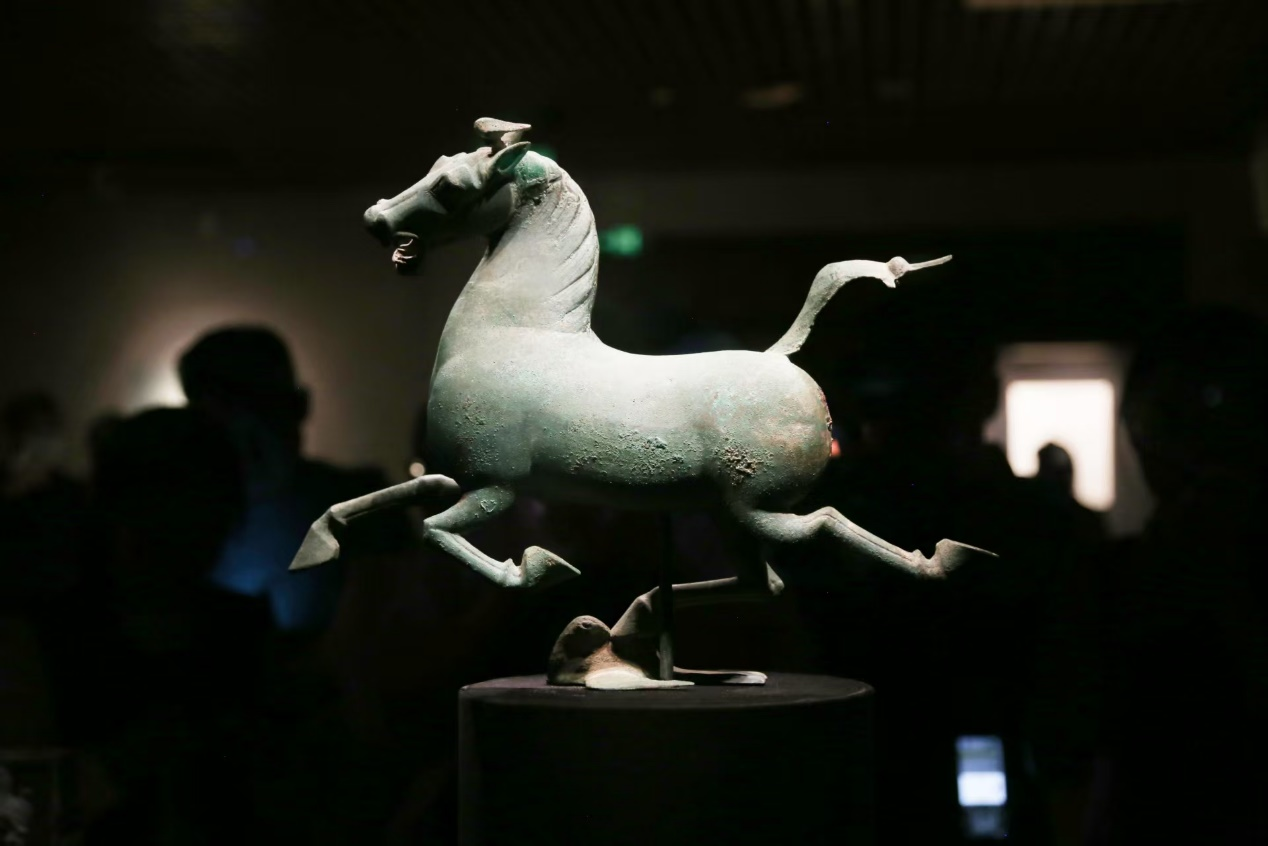 “青春华章·重走西北角”采访团探秘甘肃省博物馆:千年珍宝诉说丝路辉煌_fororder_国家级文物铜奔马
