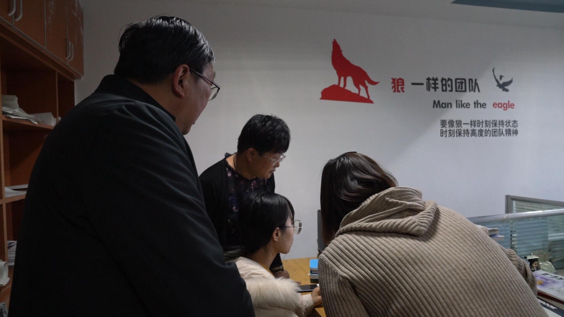 周俊生正在与老师们交流。 周俊生正在与老师们交流。