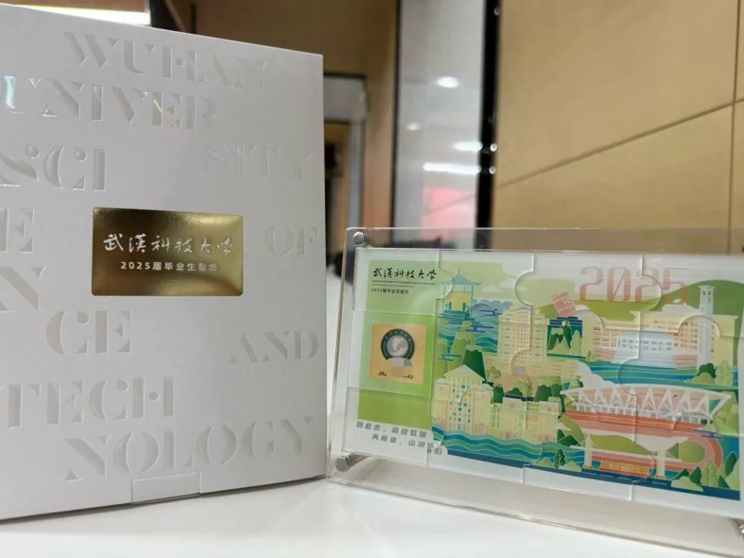 含有金片的拼图。九派新闻记者 符程郡 摄