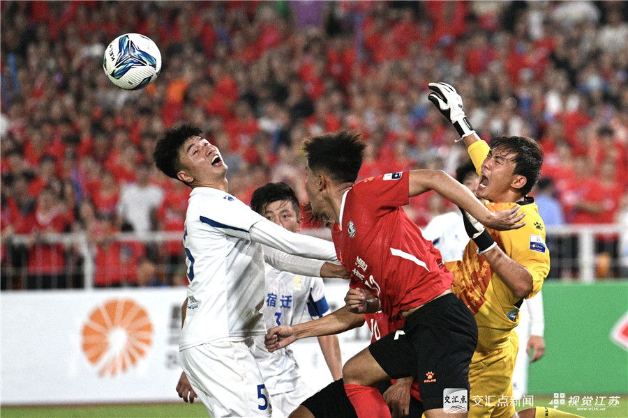 6月29日，“苏超”第五轮继续进行。启用新主场的南通队，坐镇南通足球训练中心海门基地主场，迎来了宿迁队的挑战，最终以4比0取得了一场大胜。本场比赛过后，作为苏超联赛中唯一保持全胜战绩的球队，南通队以4战4胜、积12分表现暂居积分榜第二。同时，南通队4场打进12球仅丢1球的表现，更展现出了球队强大的实力。新华日报·交汇点记者 吴俊 摄
