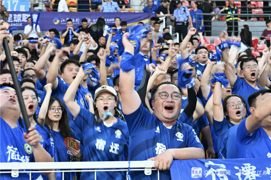 火热的球迷们。新华日报·交汇点记者 吴俊 摄