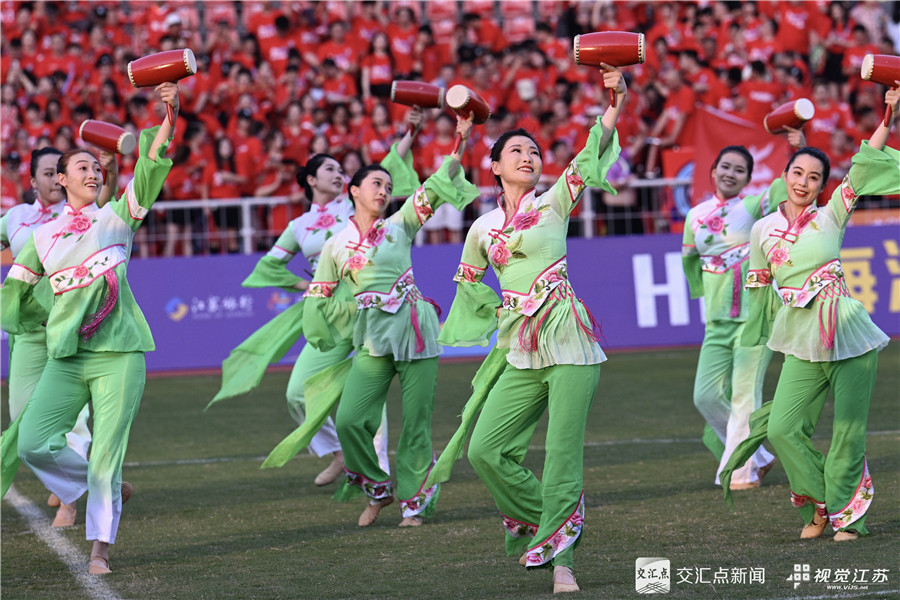 6月29日，“苏超”第五轮继续进行。启用新主场的南通队，坐镇南通足球训练中心海门基地主场，迎来了宿迁队的挑战，最终以4比0取得了一场大胜。本场比赛过后，作为苏超联赛中唯一保持全胜战绩的球队，南通队以4战4胜、积12分表现暂居积分榜第二。同时，南通队4场打进12球仅丢1球的表现，更展现出了球队强大的实力。新华日报·交汇点记者 吴俊 摄