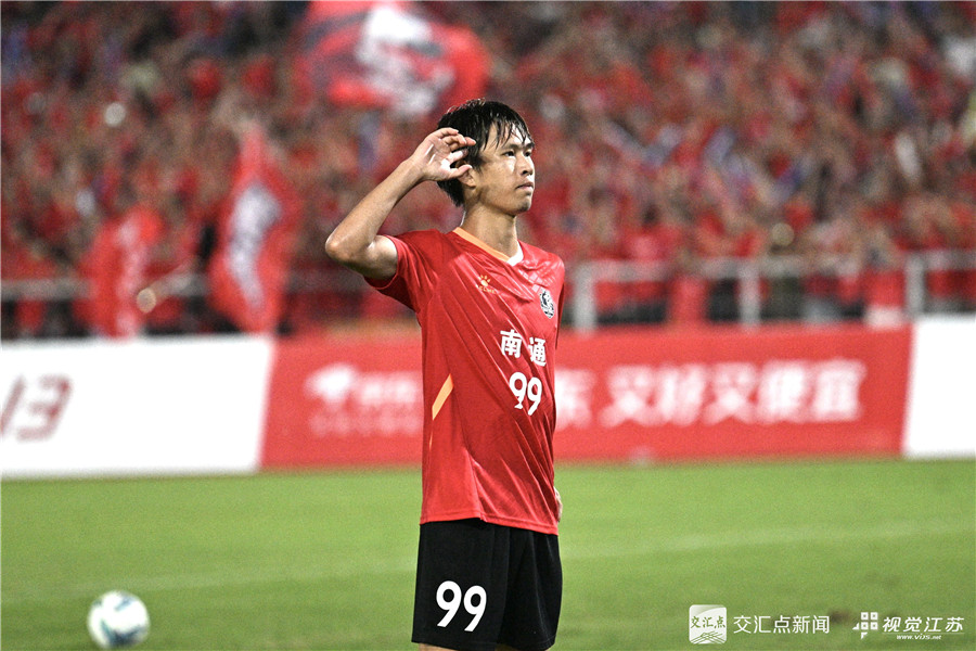 6月29日，“苏超”第五轮继续进行。启用新主场的南通队，坐镇南通足球训练中心海门基地主场，迎来了宿迁队的挑战，最终以4比0取得了一场大胜。本场比赛过后，作为苏超联赛中唯一保持全胜战绩的球队，南通队以4战4胜、积12分表现暂居积分榜第二。同时，南通队4场打进12球仅丢1球的表现，更展现出了球队强大的实力。新华日报·交汇点记者 吴俊 摄