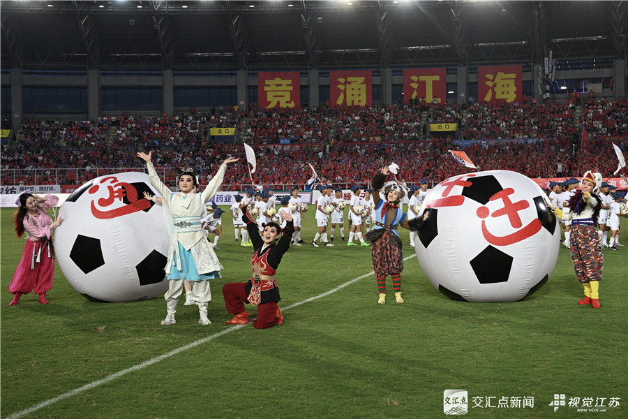 6月29日，“苏超”第五轮继续进行。启用新主场的南通队，坐镇南通足球训练中心海门基地主场，迎来了宿迁队的挑战，最终以4比0取得了一场大胜。本场比赛过后，作为苏超联赛中唯一保持全胜战绩的球队，南通队以4战4胜、积12分表现暂居积分榜第二。同时，南通队4场打进12球仅丢1球的表现，更展现出了球队强大的实力。新华日报·交汇点记者 吴俊 摄