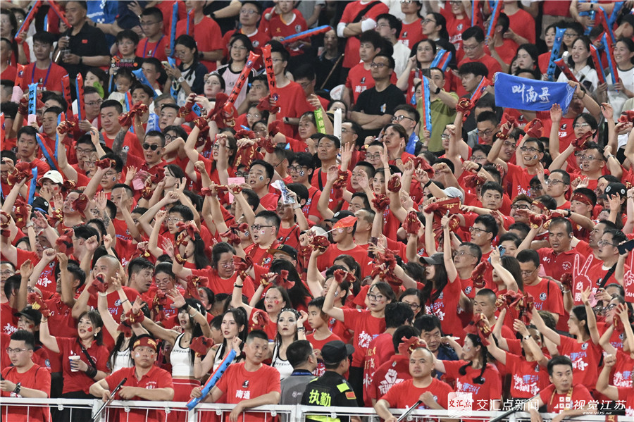 6月29日，“苏超”第五轮继续进行。启用新主场的南通队，坐镇南通足球训练中心海门基地主场，迎来了宿迁队的挑战，最终以4比0取得了一场大胜。本场比赛过后，作为苏超联赛中唯一保持全胜战绩的球队，南通队以4战4胜、积12分表现暂居积分榜第二。同时，南通队4场打进12球仅丢1球的表现，更展现出了球队强大的实力。新华日报·交汇点记者 吴俊 摄