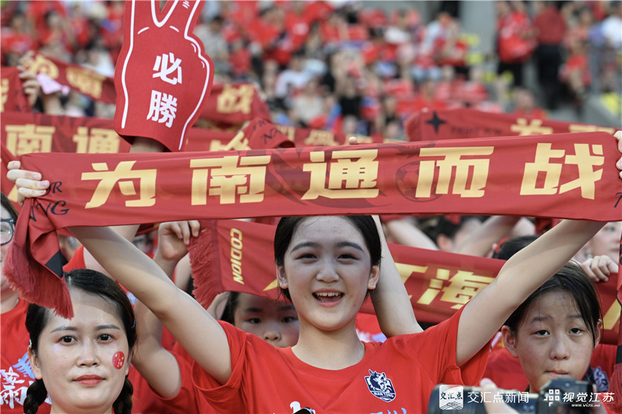 6月29日，“苏超”第五轮继续进行。启用新主场的南通队，坐镇南通足球训练中心海门基地主场，迎来了宿迁队的挑战，最终以4比0取得了一场大胜。本场比赛过后，作为苏超联赛中唯一保持全胜战绩的球队，南通队以4战4胜、积12分表现暂居积分榜第二。同时，南通队4场打进12球仅丢1球的表现，更展现出了球队强大的实力。新华日报·交汇点记者 吴俊 摄