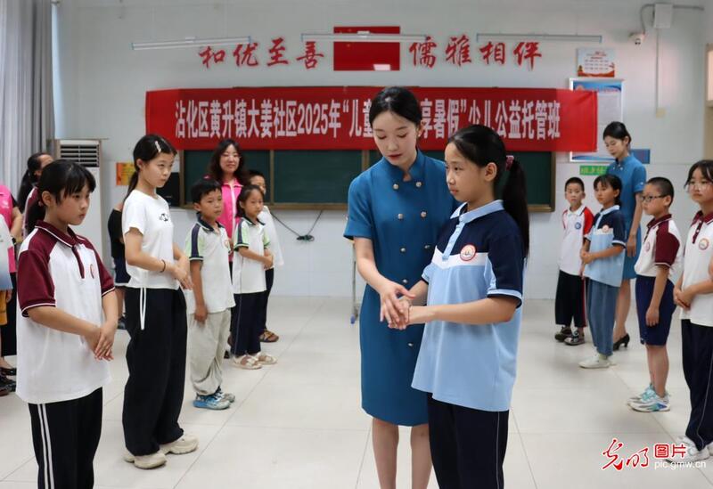 青春在奉献中闪光 爱心暑托护航儿童快乐成长 青春在奉献中闪光 爱心暑托护航儿童快乐成长