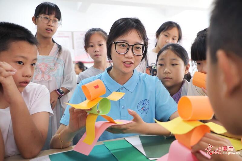 青春在奉献中闪光 爱心暑托护航儿童快乐成长 青春在奉献中闪光 爱心暑托护航儿童快乐成长