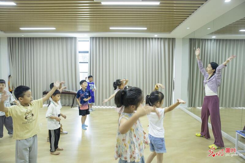 青春在奉献中闪光 爱心暑托护航儿童快乐成长 青春在奉献中闪光 爱心暑托护航儿童快乐成长