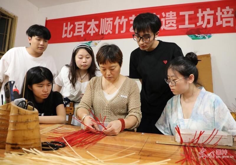 直播助农、健康义诊、扮靓街巷……青年学子暑期返乡服务桑梓 直播助农、健康义诊、扮靓街巷……青年学子暑期返乡服务桑梓