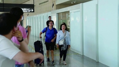 乘坐巴黎—南京直飞航班抵宁的首批法国游客走出机场通道。 南京日报/紫金山新闻记者 克良辰 摄