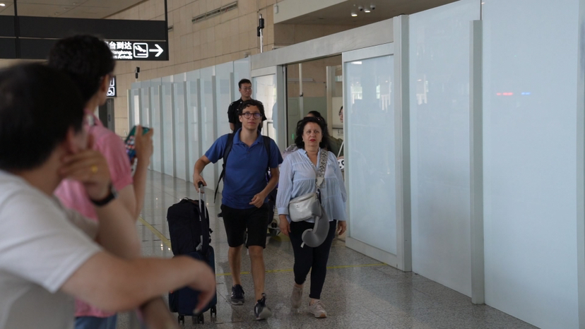 乘坐巴黎—南京直飞航班抵宁的首批法国游客走出机场通道。南京日报/紫金山新闻记者 克良辰 摄