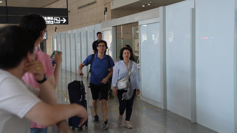 乘坐巴黎—南京直飞航班抵宁的首批法国游客走出机场通道。南京日报/紫金山新闻记者 克良辰 摄