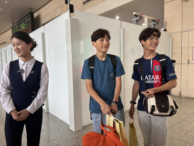 中法混血儿两兄弟(右一、右二),乘坐巴黎—南京直飞航班,回妈妈的故乡南京探亲。 南京日报/紫金山新闻记者 李子俊 摄
