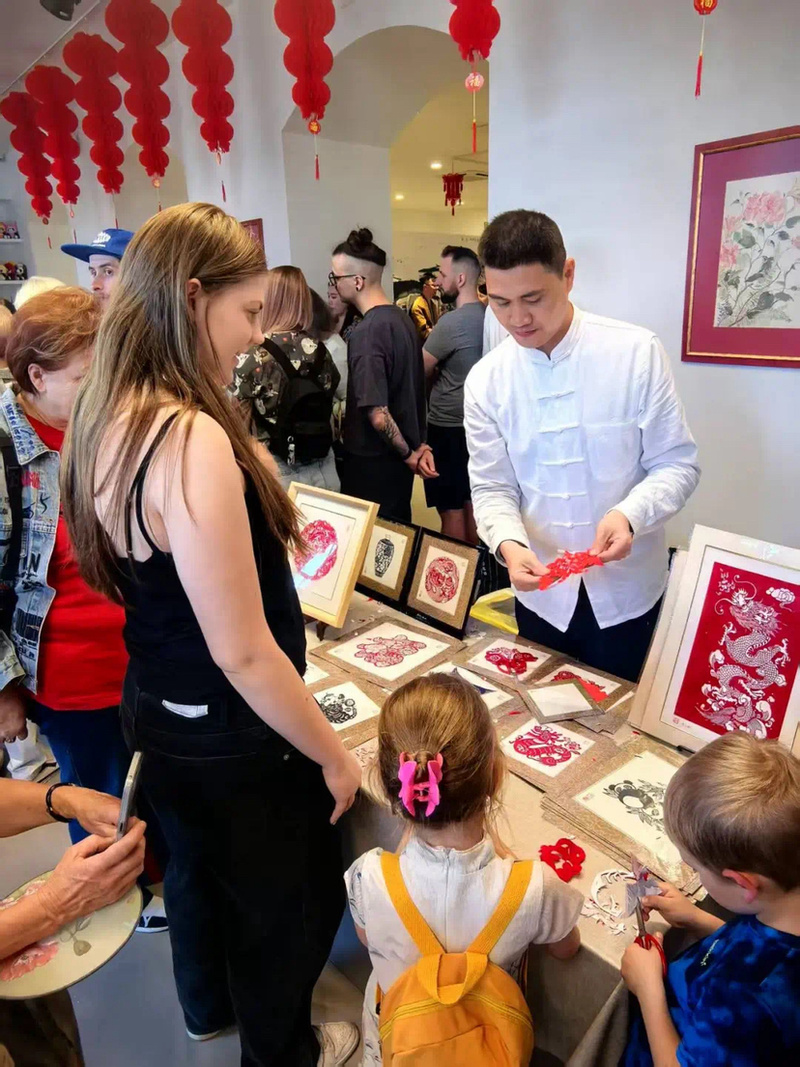 南京文旅代表团赴拉脱维亚开展美食及非遗体验活动。图源南京文旅