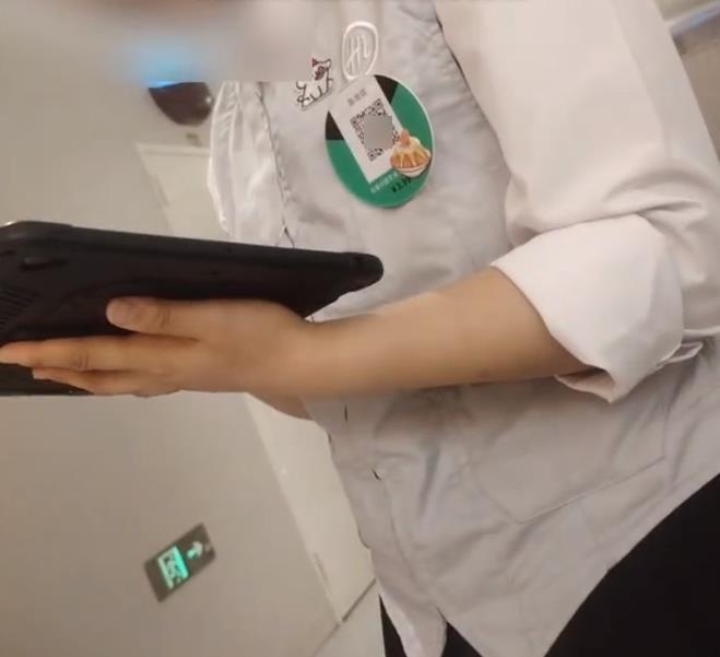 服务员佩戴打赏码 视频截图.png 服务员佩戴打赏码 视频截图.png