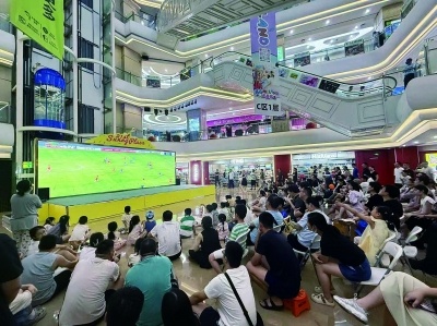 百家湖商圈21世纪太阳城商场A区负一楼的“苏超”直播观赛区,坐满了观众。 南京日报/紫金山新闻记者 张希 摄