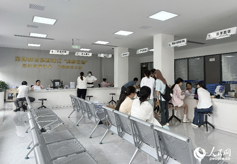 长沙县综治中心接待大厅里,多个部门开设窗口“一站式”服务。人民网 刘汕摄 长沙县综治中心接待大厅里,多个部门开设窗口“一站式”服务。人民网 刘汕摄