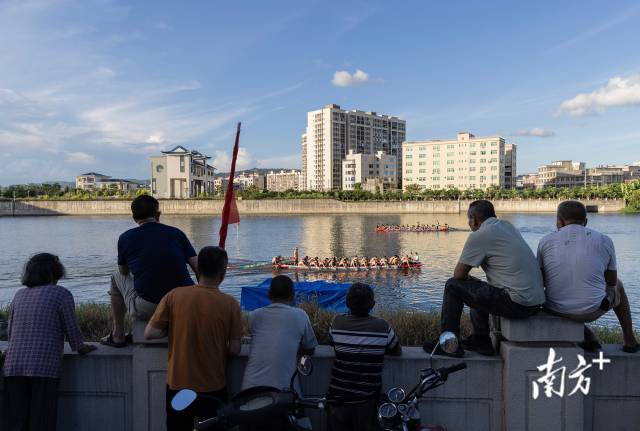 6月21日,练江水闸附近,一场龙舟赛吸引着大批两岸村民围观。 6月21日,练江水闸附近,一场龙舟赛吸引着大批两岸村民围观。