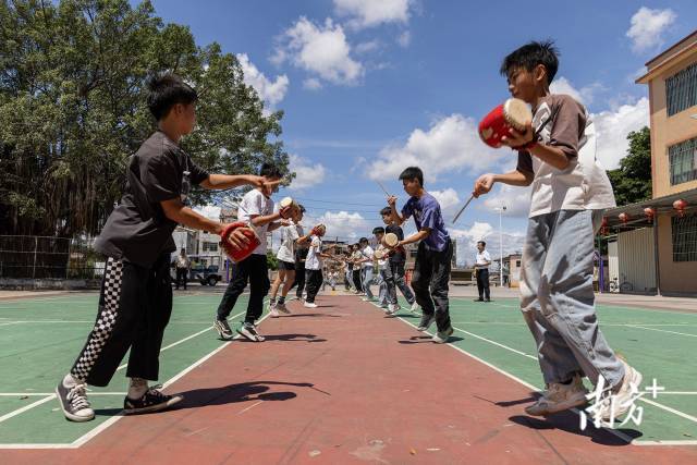 6月21日,揭阳普宁下寨文化广场,二十多名少年正练习普宁垾塘慢板英歌。 6月21日,揭阳普宁下寨文化广场,二十多名少年正练习普宁垾塘慢板英歌。
