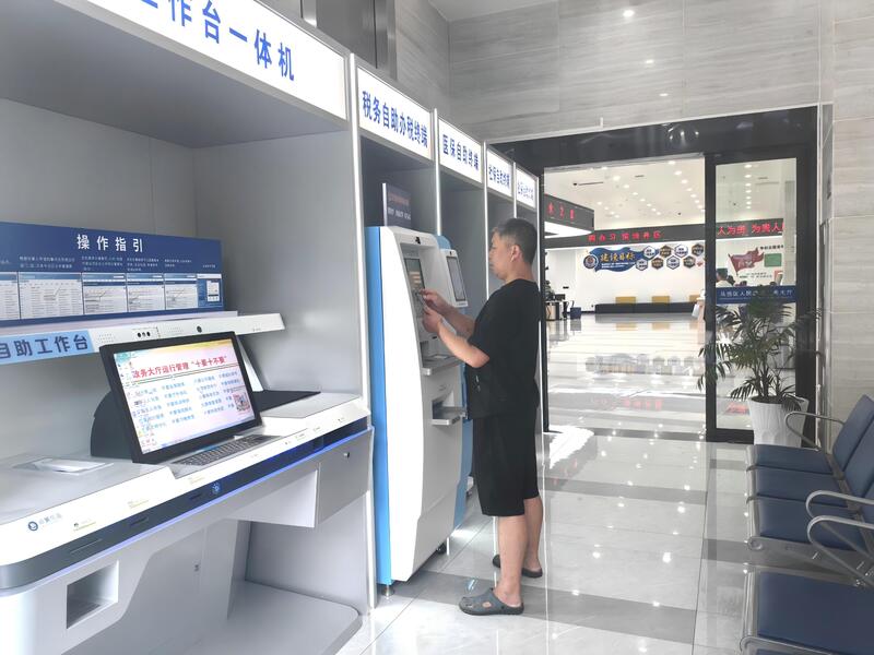 17562759787219.jpg 市民在“7×24小时政务服务站”智能设备上自主办理相关业务。高艳飞摄.jpg