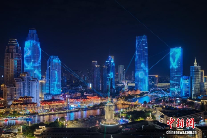 8月22日晚，航拍海河夜景灯光秀。近日，天津“海河之夜”灯光秀上新，以“津钟秀”“津门秀”“津眼秀”三大主题展示了从沙漠驼铃到宇宙星河的多种主题，通过光影讲述中国与世界、历史与未来的故事。2025年上海合作组织峰会将于8月31日至9月1日在天津举行，这将是中国第五次主办上合组织峰会，也将是上合组织成立以来规模最大的一届峰会，届时20多个国家的领导人和10位国际组织负责人将聚首海河之滨。(无人机照片)<a target='_blank' href='/'>中新社</a>记者 佟郁 摄