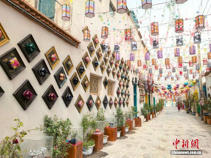 新疆库车老巷变新景 客逐“花帽”来
