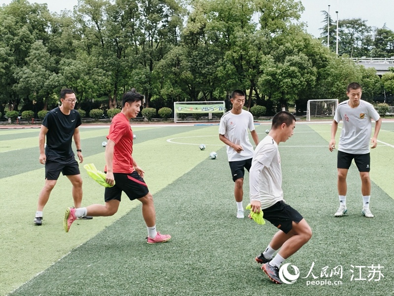 6月27日,“苏超”南京队球员李加俊回母校与校队球员一起进行“抢圈”训练。 人民网 鞠峰摄