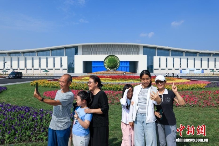 8月31日,天津,市民在2025年上海合作组织峰会主会场外自拍。当日,2025年上海合作组织峰会在天津举行。<a target='_blank' href='/'>中新社</a>记者 佟郁 摄 8月31日,天津,市民在2025年上海合作组织峰会主会场外自拍。当日,2025年上海合作组织峰会在天津举行。<a target='_blank' href='/'>中新社</a>记者 佟郁 摄