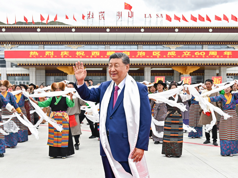 2025年8月20日中午，中共中央总书记、国家主席、中央军委主席习近平率中央代表团乘专机抵达拉萨，出席西藏自治区成立60周年庆祝活动。这是习近平向欢迎群众挥手致意。新华社记者 燕雁 摄