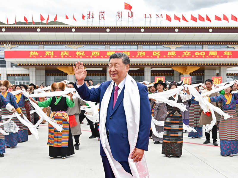 2025年8月20日中午,中共中央总书记、国家主席、中央军委主席习近平率中央代表团乘专机抵达拉萨,出席西藏自治区成立60周年庆祝活动。这是习近平向欢迎群众挥手致意。新华社记者 燕雁 摄