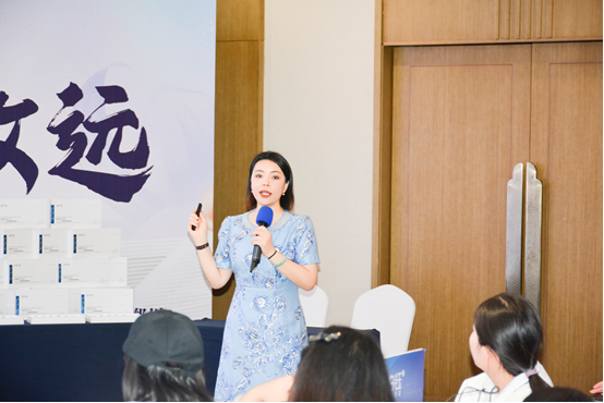 铂钰2025新品发布会：「紧致水光」系列引领无创抗老新风向