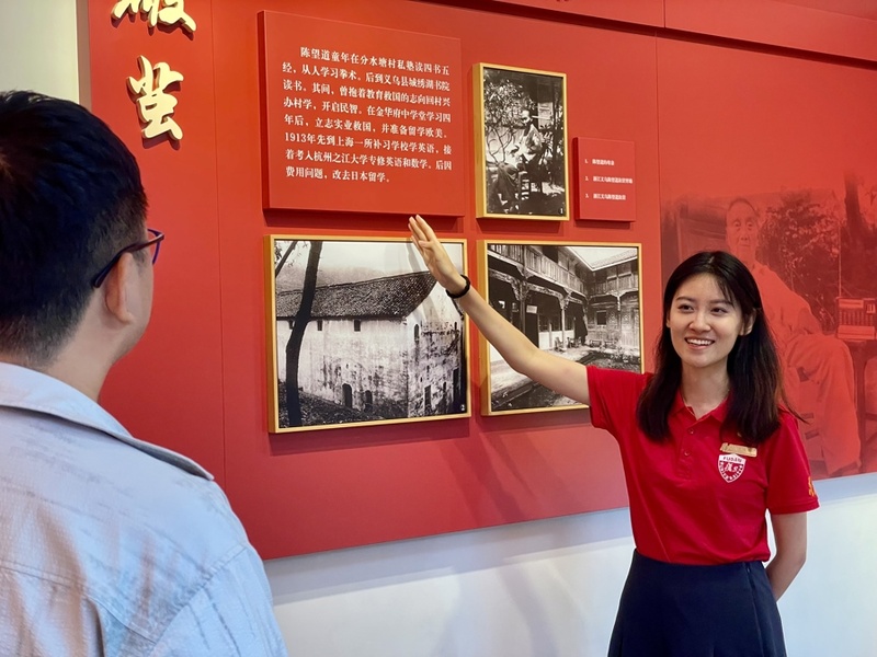 张雨馨在《共产党宣言》展示馆讲解。