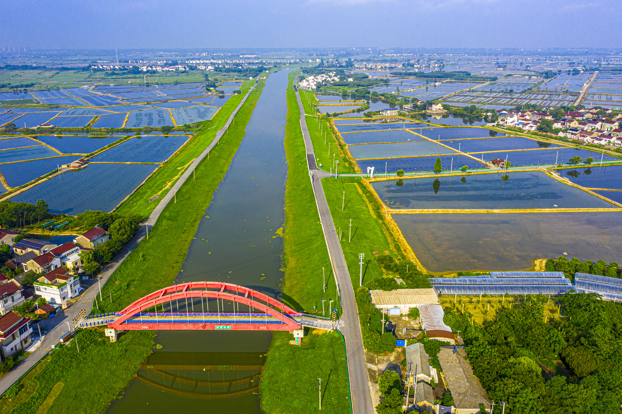 衡先紅攝《景秀水晶村》電話；18913877623地址：南京市浦口區(qū)天潤城14街區(qū)