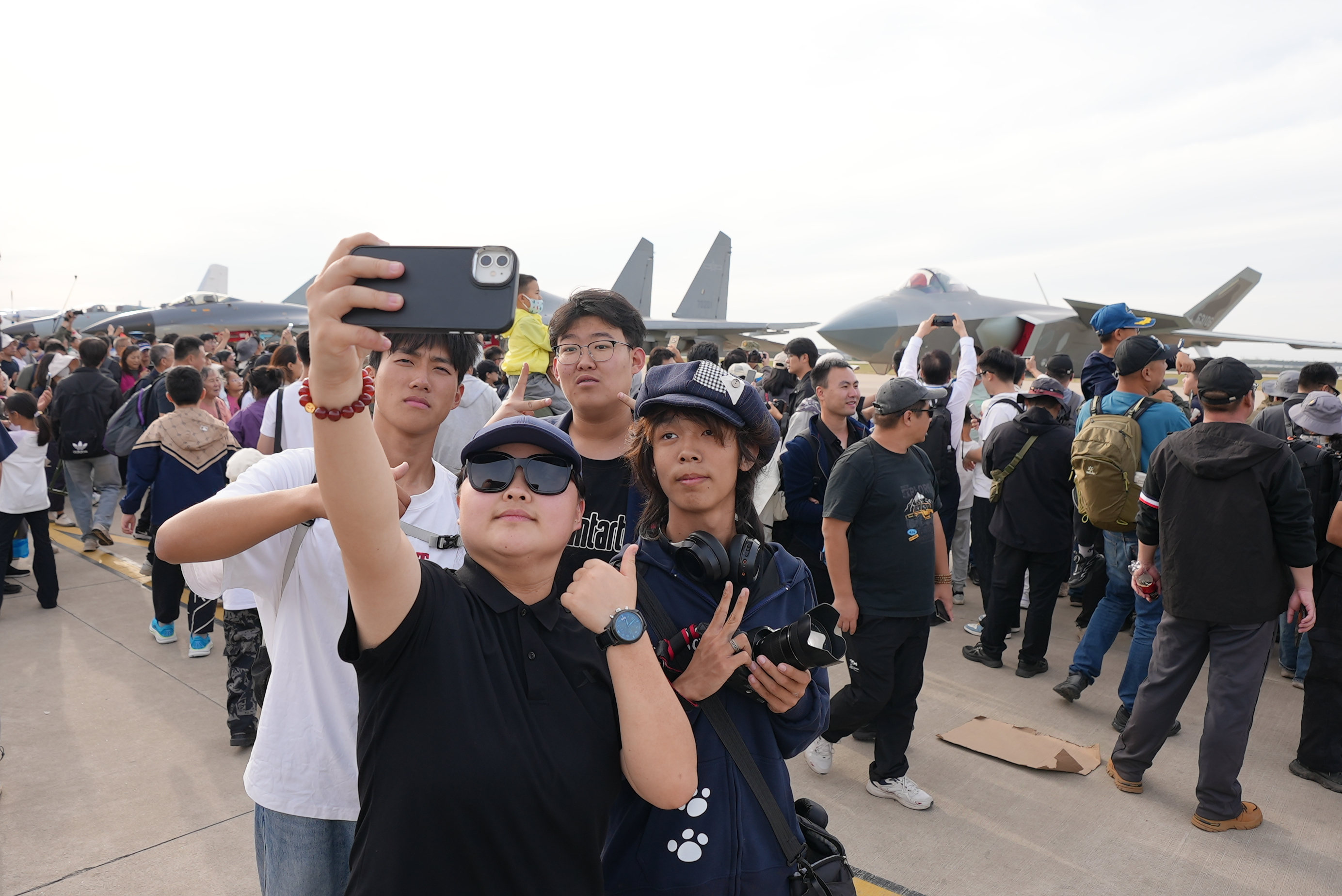 交汇点讯 9月19日，在2025空军航空开放活动和长春航空展现场，歼-20战机首次进行静态展示，记者可以近距离、多角度观赏这款大国重器，随意拍照留念。
作为我国自主研制的第五代隐形战斗机，歼-20具备高隐身性、高态势感知和高机动性，此次真机静态展示不仅展现了空军日益开放的姿态，也让大家能更直观感受国防科技发展的成果。
新华日报·交汇点记者 张宣 
摄影 高鑫