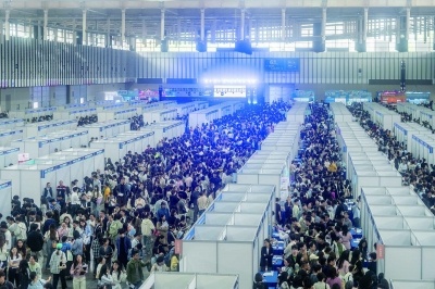 昨天,第十七届中国留学人员南京国际交流与合作大会暨青年人才交流(招聘)会在南京国际博览中心举行。 南京日报/紫金山新闻记者 崔晓 沐剑平 摄