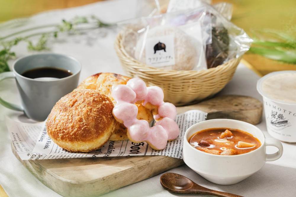 【LUCY尾瀬鳩待】朝食イメージ（ラストコンビニでパン・ドーナッツ、スープを購入）