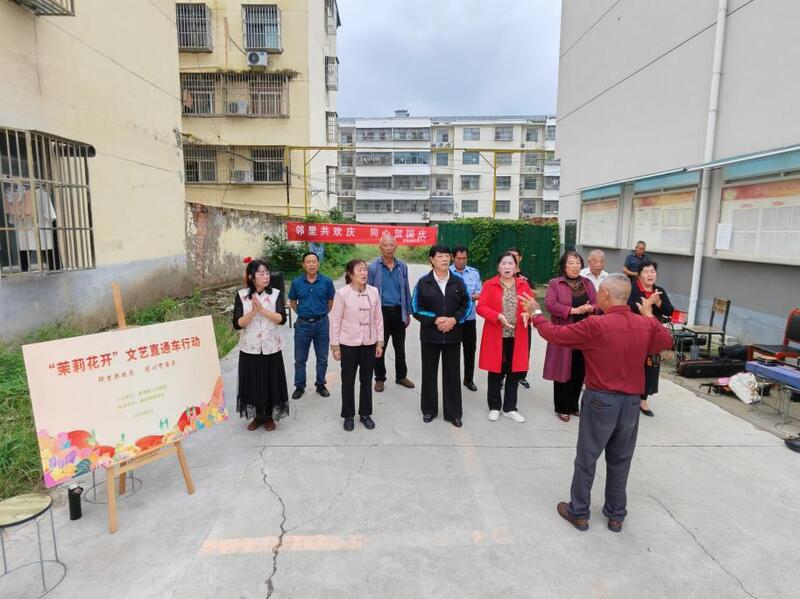 板浦镇:村民搭台庆国庆 茉莉花开香邻里