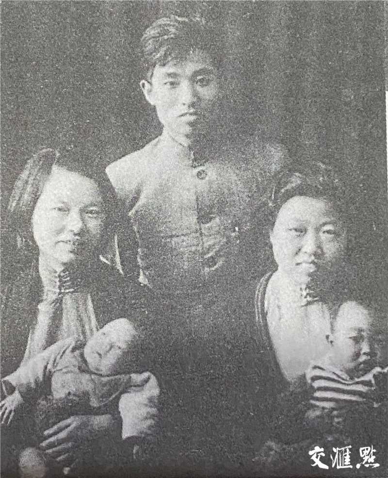 1938年，朱明出生于湘西逃难途中。中为朱晓光，左为朱枫母子