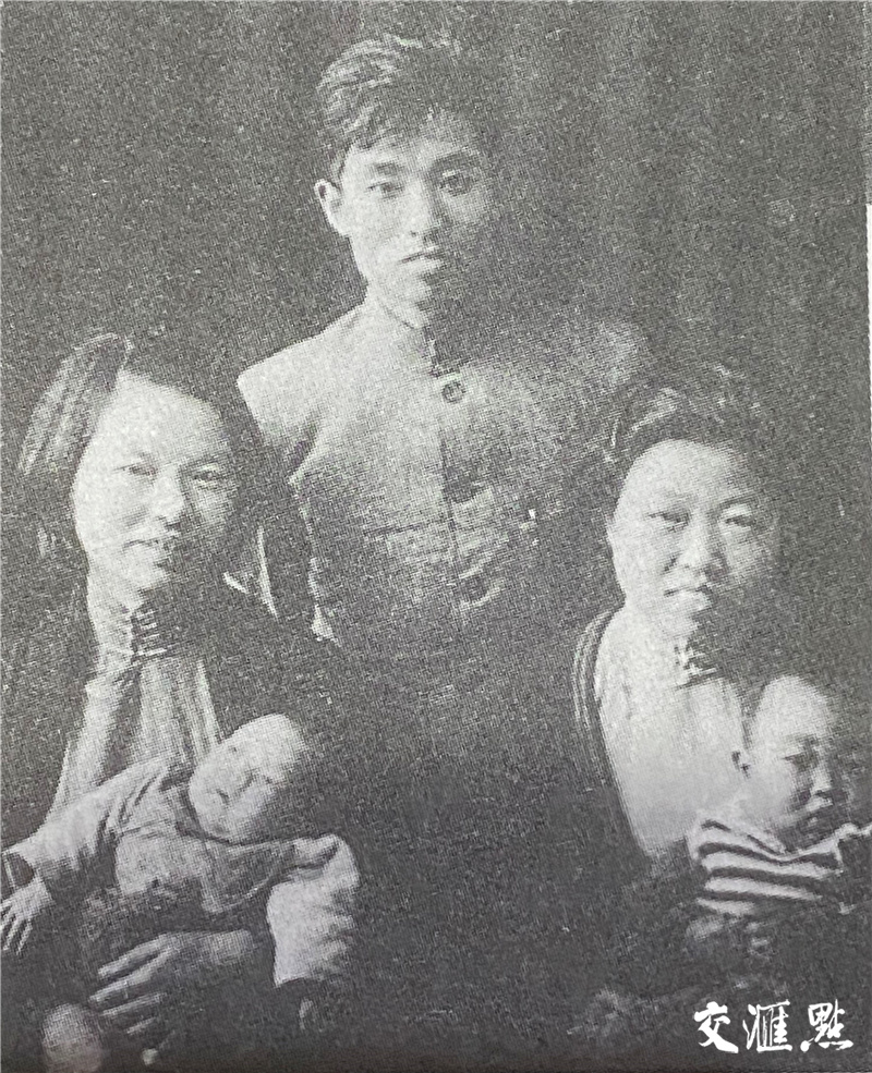 1938年,朱明出生于湘西逃难途中。中为朱晓光,左为朱枫母子 1938年,朱明出生于湘西逃难途中。中为朱晓光,左为朱枫母子