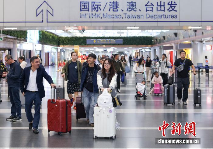 10月8日是国庆中秋假期最后一天,大量旅客在北京首都国际机场出行。 <a target='_blank' href='/'>中新社</a>记者 贾天勇 摄 10月8日是国庆中秋假期最后一天,大量旅客在北京首都国际机场出行。 <a target='_blank' href='/'>中新社</a>记者 贾天勇 摄